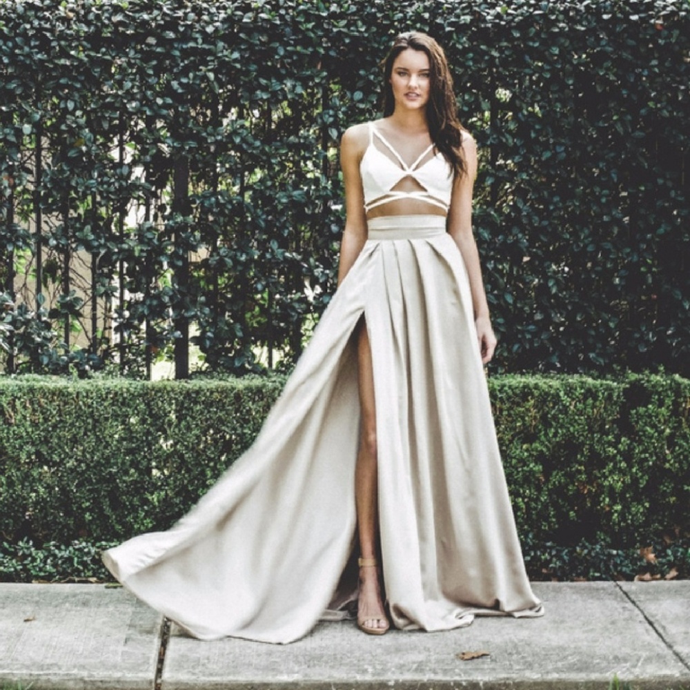 Luxurious satin maxi skirt with slit